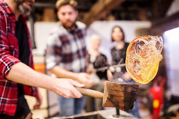 포토 JPG 서양인 외국인 응시 여자 남자 예술 40대 중년 유리 실내 서기 사람 여러명 상반신 20대 성인 앞모습 옆모습 가리킴 공예 체코 나무판자 유리공예 국내포토 시선 유럽 뷰포인트 다수 모션 재질 인종 손짓 청년 취미 내부 목재 파일형식