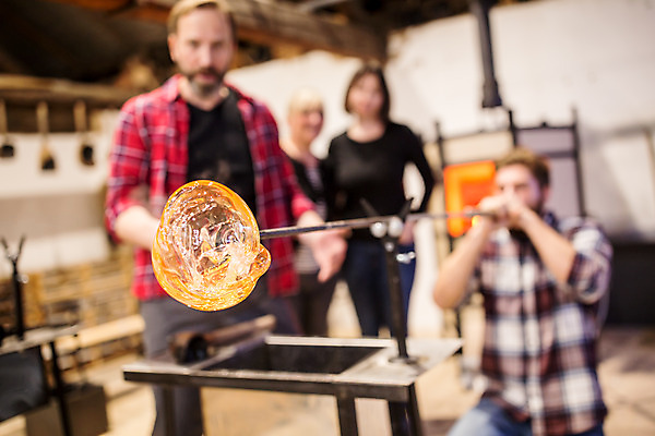 포토 JPG 서양인 외국인 응시 여자 남자 예술 40대 중년 유리 실내 서기 사람 앉기 여러명 상반신 20대 성인 앞모습 옆모습 아웃포커스 불기 공예 체코 유리공예 국내포토 시선 유럽 뷰포인트 다수 모션 재질 촬영기법 인종 청년 취미 내부 파일형식