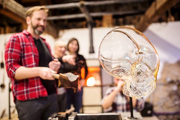 포토 JPG 서양인 외국인 응시 여자 남자 예술 40대 중년 유리 실내 서기 들기 사람 앉기 여러명 상반신 20대 성인 앞모습 옆모습 아웃포커스 불기 공예 체코 나무판자 유리공예 국내포토 시선 유럽 뷰포인트 다수 모션 재질 촬영기법 인종 청년 취미 내부 목재 파일형식