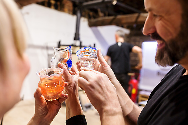 포토 JPG 서양인 외국인 손 응시 여자 남자 예술 40대 중년 유리 실내 서기 미소 들기 사람 상반신 옆모습 뒷모습 아웃포커스 신체부위 세명 공예 유리그릇 체코 유리공예 국내포토 그릇 시선 유럽 뷰포인트 모션 재질 촬영기법 표정 인종 성인 취미 내부 파일형식