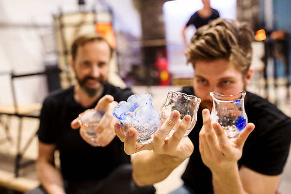 포토 JPG 서양인 외국인 응시 남자 예술 40대 중년 유리 실내 미소 들기 사람 앉기 상반신 20대 성인 두명 앞모습 공예 유리그릇 체코 유리공예 남자만 국내포토 그릇 시선 유럽 뷰포인트 모션 재질 표정 인종 청년 취미 내부 파일형식