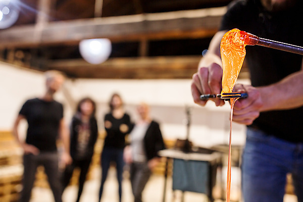 포토 JPG 전신 서양인 외국인 여자 남자 예술 40대 중년 유리 가위 실내 서기 들기 사람 여러명 상반신 20대 성인 앞모습 아웃포커스 공예 파이프 체코 유리공예 국내포토 유럽 뷰포인트 다수 모션 재질 문구용품 촬영기법 인종 청년 취미 내부 파일형식