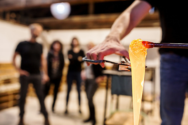 포토 JPG 전신 서양인 외국인 여자 남자 예술 40대 중년 유리 가위 실내 서기 들기 사람 여러명 상반신 20대 성인 앞모습 아웃포커스 공예 파이프 체코 유리공예 국내포토 유럽 뷰포인트 다수 모션 재질 문구용품 촬영기법 인종 청년 취미 내부 파일형식