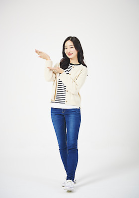 포토 JPG 스튜디오촬영 전신 여자 대학생 실내 한명 서기 미소 누끼 20대 성인 앞모습 캐주얼 청춘 한국인 가리킴 흰배경 신입생 여대생 성인여자한명만 국내포토 1 학생 옷 뷰포인트 백그라운드 컨셉 모션 표정 사람 동양인 손짓 청년 내부 흰색 여자한명만 성인여자만 파일형식