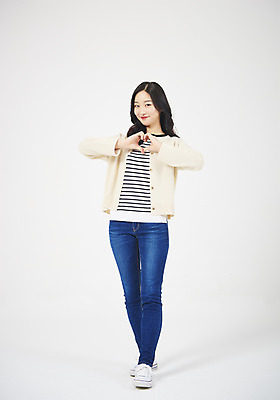 포토 JPG 스튜디오촬영 전신 여자 대학생 실내 한명 서기 미소 누끼 20대 성인 앞모습 캐주얼 청춘 한국인 흰배경 신입생 여대생 손하트 성인여자한명만 국내포토 1 학생 옷 뷰포인트 백그라운드 컨셉 모션 표정 사람 동양인 손짓 청년 내부 흰색 여자한명만 성인여자만 파일형식