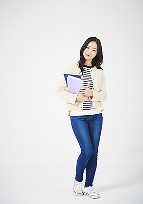 포토 JPG 스튜디오촬영 전신 여자 대학생 교재 실내 한명 서기 미소 누끼 20대 성인 앞모습 책 캐주얼 청춘 한국인 흰배경 신입생 여대생 성인여자한명만 국내포토 1 학생 옷 교육 뷰포인트 백그라운드 컨셉 모션 표정 사람 동양인 청년 내부 흰색 여자한명만 성인여자만 파일형식