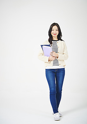 포토 JPG 스튜디오촬영 전신 여자 대학생 교재 실내 한명 서기 미소 누끼 20대 성인 앞모습 책 캐주얼 청춘 한국인 흰배경 신입생 여대생 성인여자한명만 국내포토 1 학생 옷 교육 뷰포인트 백그라운드 컨셉 모션 표정 사람 동양인 청년 내부 흰색 여자한명만 성인여자만 파일형식