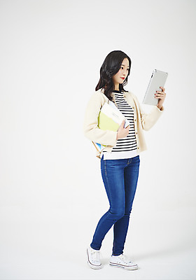 포토 JPG 스튜디오촬영 전신 응시 여자 대학생 교재 실내 한명 서기 들기 누끼 20대 성인 옆모습 책 캐주얼 청춘 태블릿 한국인 흰배경 신입생 여대생 성인여자한명만 국내포토 1 학생 시선 옷 교육 뷰포인트 백그라운드 컨셉 모션 사람 동양인 청년 내부 전자제품 스마트기기 흰색 여자한명만 성인여자만 파일형식