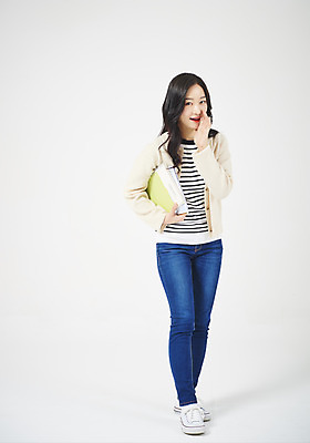 포토 JPG 스튜디오촬영 전신 여자 대학생 교재 실내 한명 서기 들기 누끼 손짓 20대 성인 앞모습 책 캐주얼 청춘 한국인 귓속말 흰배경 신입생 여대생 성인여자한명만 국내포토 1 학생 옷 교육 뷰포인트 백그라운드 컨셉 모션 사람 동양인 청년 내부 흰색 여자한명만 성인여자만 파일형식