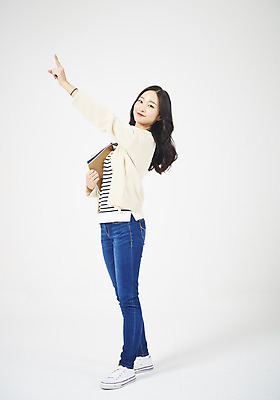 포토 JPG 스튜디오촬영 전신 여자 대학생 교재 실내 한명 서기 미소 들기 누끼 20대 성인 옆모습 책 캐주얼 청춘 한국인 가리킴 흰배경 신입생 여대생 성인여자한명만 국내포토 1 학생 옷 교육 뷰포인트 백그라운드 컨셉 모션 표정 사람 동양인 손짓 청년 내부 흰색 여자한명만 성인여자만 파일형식