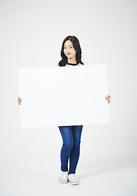 포토 JPG 스튜디오촬영 전신 배너 여자 대학생 실내 한명 서기 미소 들기 누끼 20대 성인 앞모습 캐주얼 청춘 한국인 흰배경 신입생 여대생 성인여자한명만 국내포토 1 학생 옷 뷰포인트 백그라운드 컨셉 모션 표정 사람 동양인 청년 내부 흰색 여자한명만 성인여자만 파일형식