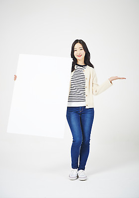 포토 JPG 스튜디오촬영 전신 배너 여자 대학생 실내 한명 서기 미소 들기 누끼 20대 성인 앞모습 캐주얼 청춘 한국인 흰배경 신입생 여대생 성인여자한명만 국내포토 1 학생 옷 뷰포인트 백그라운드 컨셉 모션 표정 사람 동양인 청년 내부 흰색 여자한명만 성인여자만 파일형식