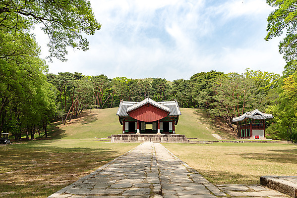 포토 JPG 주간 나무 구름 한국전통 여행 유적지 하늘 풍경 사람없음 야외 관광지 봄 세계문화유산 문화재 역사 한국사 조선시대 어로 정자각 조선왕릉 헌인릉 순원왕후 순조 신로 국내포토 자연요소 식물 전통 계절 고건축 한국 왕 왕릉 파일형식 왕후 향어로