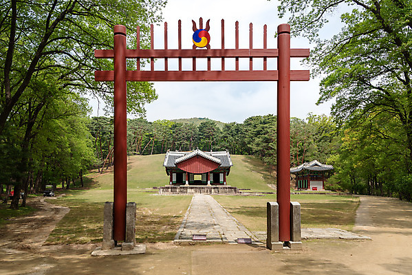 포토 JPG 주간 나무 한국전통 여행 유적지 풍경 사람없음 야외 관광지 봄 세계문화유산 문화재 역사 한국사 조선시대 어로 정자각 조선왕릉 헌인릉 홍살문 순원왕후 순조 신로 국내포토 자연요소 식물 전통 계절 고건축 한국 왕 전통문 왕릉 파일형식 왕후 향어로