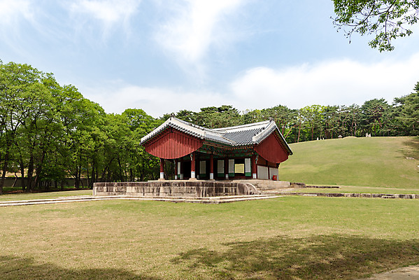 포토 JPG 주간 나무 구름 한국전통 여행 유적지 하늘 풍경 사람없음 야외 관광지 봄 세계문화유산 문화재 역사 한국사 조선시대 어로 정자각 조선왕릉 헌인릉 순원왕후 순조 신로 국내포토 자연요소 식물 전통 계절 고건축 한국 왕 왕릉 파일형식 왕후 향어로