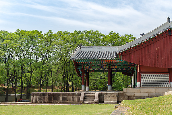 포토 JPG 주간 나무 한국전통 여행 유적지 하늘 풍경 사람없음 야외 관광지 봄 세계문화유산 문화재 역사 한국사 조선시대 어로 정자각 조선왕릉 헌인릉 순원왕후 순조 신로 국내포토 자연요소 식물 전통 계절 고건축 한국 왕 왕릉 파일형식 왕후 향어로