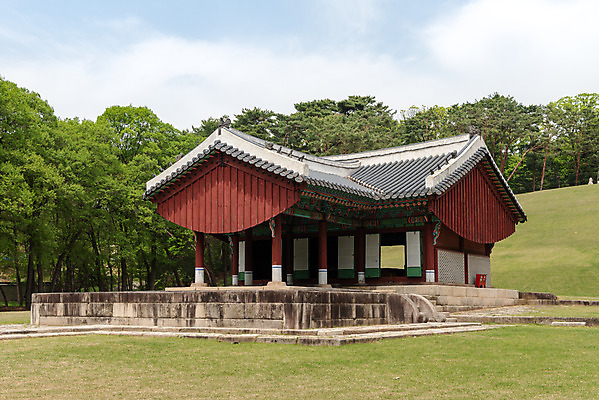 포토 JPG 주간 나무 한국전통 여행 유적지 하늘 풍경 사람없음 야외 관광지 봄 세계문화유산 문화재 역사 한국사 조선시대 어로 정자각 조선왕릉 헌인릉 순원왕후 순조 신로 국내포토 자연요소 식물 전통 계절 고건축 한국 왕 왕릉 파일형식 왕후 향어로