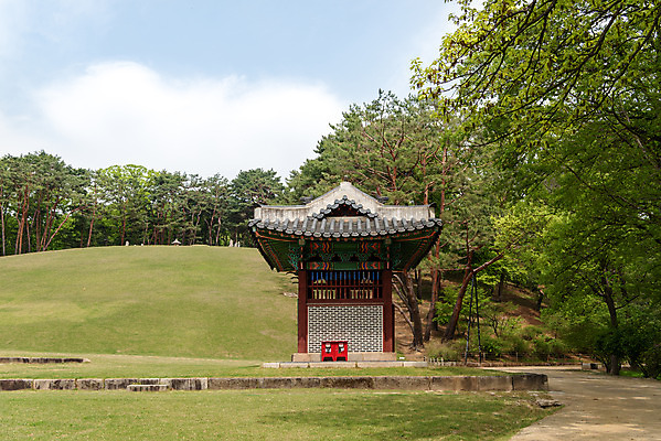 포토 JPG 주간 나무 한국전통 여행 유적지 하늘 풍경 사람없음 야외 관광지 봄 세계문화유산 문화재 역사 한국사 조선시대 비각 조선왕릉 헌인릉 봉분 순원왕후 순조 국내포토 자연요소 식물 전통 계절 고건축 한국 무덤 왕 왕릉 파일형식 왕후