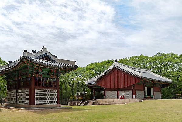 포토 JPG 주간 나무 구름 한국전통 여행 유적지 하늘 풍경 사람없음 야외 관광지 봄 세계문화유산 문화재 역사 한국사 조선시대 비각 정자각 조선왕릉 헌인릉 순원왕후 순조 국내포토 자연요소 식물 전통 계절 고건축 한국 왕 왕릉 파일형식 왕후