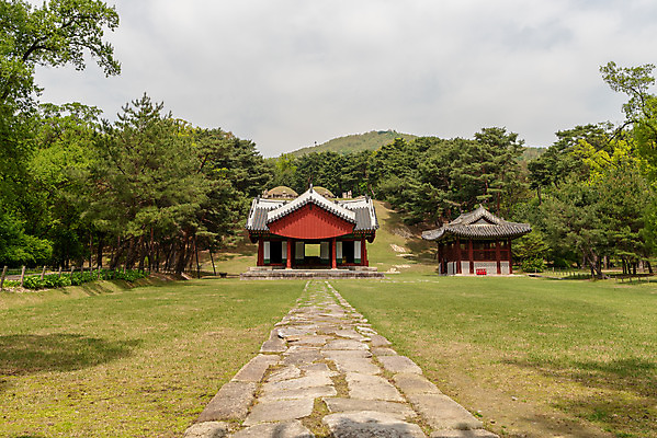 포토 JPG 주간 나무 한국전통 여행 유적지 하늘 풍경 사람없음 야외 관광지 봄 세계문화유산 문화재 역사 한국사 조선시대 비각 어로 정자각 조선왕릉 헌인릉 이방원 원경왕후 신로 국내포토 자연요소 식물 전통 계절 고건축 한국 왕 왕릉 파일형식 왕후 향어로