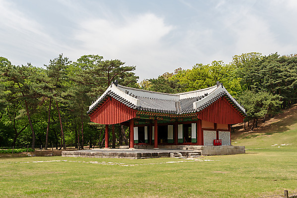 포토 JPG 주간 나무 한국전통 여행 유적지 하늘 풍경 사람없음 야외 관광지 봄 세계문화유산 문화재 역사 한국사 조선시대 정자각 조선왕릉 헌인릉 이방원 원경왕후 국내포토 자연요소 식물 전통 계절 고건축 한국 왕 왕릉 파일형식 왕후