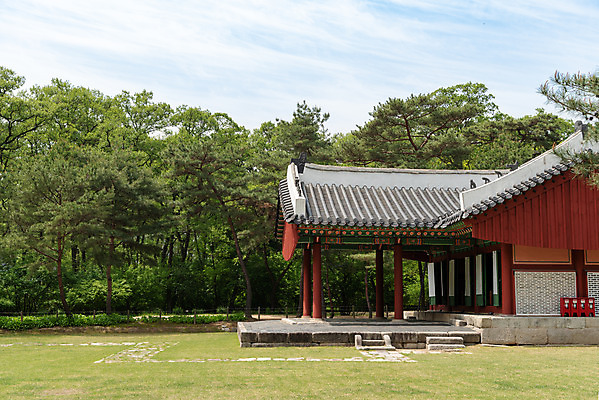 포토 JPG 주간 나무 구름 한국전통 여행 유적지 하늘 풍경 사람없음 야외 관광지 봄 세계문화유산 문화재 역사 한국사 조선시대 정자각 조선왕릉 헌인릉 이방원 원경왕후 국내포토 자연요소 식물 전통 계절 고건축 한국 왕 왕릉 파일형식 왕후