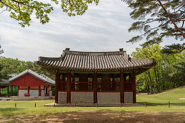 포토 JPG 주간 나무 한국전통 여행 유적지 하늘 풍경 사람없음 야외 관광지 봄 세계문화유산 문화재 역사 한국사 조선시대 비각 정자각 조선왕릉 헌인릉 이방원 원경왕후 국내포토 자연요소 식물 전통 계절 고건축 한국 왕 왕릉 파일형식 왕후