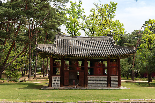 포토 JPG 주간 나무 한국전통 여행 유적지 풍경 사람없음 야외 관광지 봄 세계문화유산 문화재 역사 한국사 조선시대 비각 조선왕릉 헌인릉 이방원 원경왕후 국내포토 자연요소 식물 전통 계절 고건축 한국 왕 왕릉 파일형식 왕후