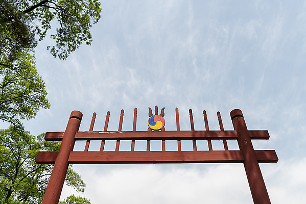 포토 JPG 주간 나무 한국전통 로우앵글 여행 유적지 하늘 풍경 사람없음 야외 관광지 봄 세계문화유산 문화재 역사 한국사 조선시대 조선왕릉 헌인릉 홍살문 이방원 원경왕후 국내포토 자연요소 식물 전통 계절 뷰포인트 고건축 한국 왕 전통문 왕릉 파일형식 왕후