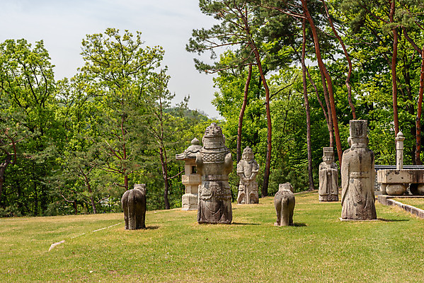 포토 JPG 주간 나무 한국전통 여행 유적지 풍경 사람없음 야외 관광지 조각상 봄 세계문화유산 문화재 역사 한국사 조선시대 조선왕릉 헌인릉 이방원 봉분 혼유석 망주석 문무석 석마 원경왕후 장명등 국내포토 자연요소 식물 전통 계절 고건축 전등 한국 조형물 무덤 왕 왕릉 파일형식 왕후