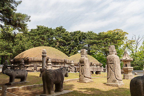 포토 JPG 주간 나무 한국전통 여행 유적지 풍경 사람없음 야외 관광지 조각상 봄 세계문화유산 문화재 역사 한국사 조선시대 조선왕릉 헌인릉 이방원 봉분 혼유석 망주석 문무석 석마 원경왕후 장명등 국내포토 자연요소 식물 전통 계절 고건축 전등 한국 조형물 무덤 왕 왕릉 파일형식 왕후