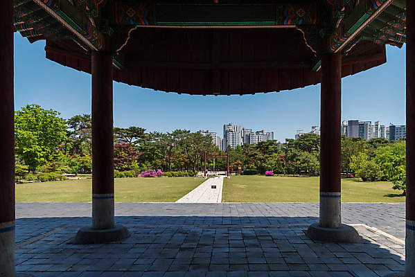 포토 JPG 주간 한국전통 여행 유적지 풍경 사람없음 야외 관광지 봄 세계문화유산 문화재 역사 한국사 조선시대 경종 정자각 조선왕릉 홍살문 의릉 선의왕후 국내포토 자연요소 전통 계절 고건축 한국 왕 전통문 왕릉 파일형식 왕후