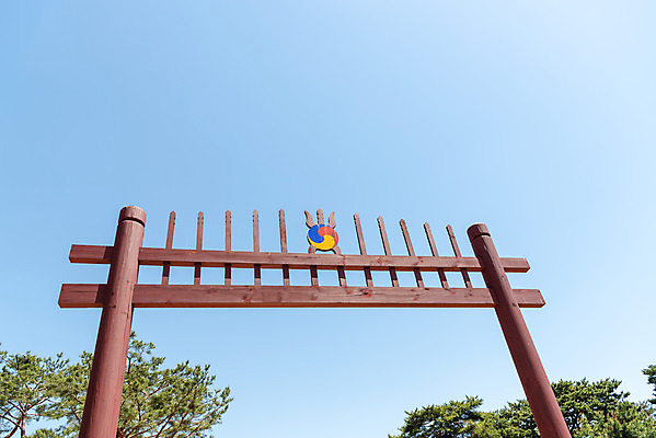 포토 JPG 주간 한국전통 로우앵글 여행 유적지 하늘 풍경 사람없음 야외 관광지 봄 세계문화유산 문화재 역사 한국사 조선시대 경종 조선왕릉 홍살문 의릉 선의왕후 국내포토 자연요소 전통 계절 뷰포인트 고건축 한국 왕 전통문 왕릉 파일형식 왕후