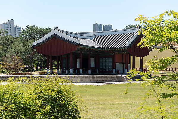 포토 JPG 주간 나무 한국전통 여행 유적지 하늘 나뭇잎 풍경 사람없음 야외 관광지 봄 세계문화유산 문화재 역사 한국사 조선시대 경종 정자각 조선왕릉 의릉 선의왕후 국내포토 자연요소 식물 전통 계절 고건축 잎 한국 왕 왕릉 파일형식 왕후