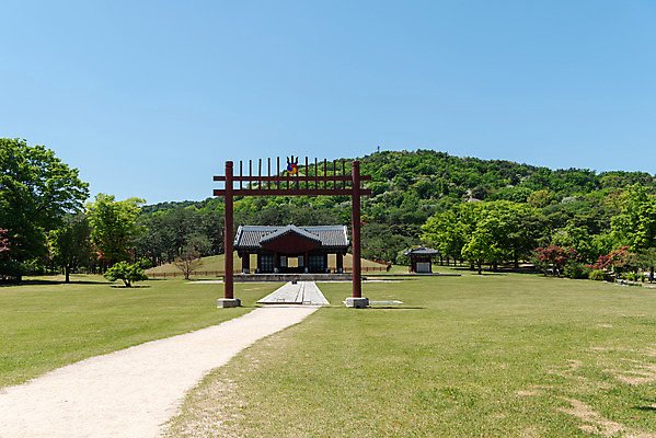 포토 JPG 주간 나무 한국전통 여행 유적지 하늘 풍경 사람없음 야외 관광지 봄 세계문화유산 문화재 역사 한국사 조선시대 경종 정자각 조선왕릉 홍살문 의릉 선의왕후 국내포토 자연요소 식물 전통 계절 고건축 한국 왕 전통문 왕릉 파일형식 왕후
