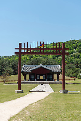 포토 JPG 주간 한국전통 여행 유적지 하늘 풍경 사람없음 야외 관광지 봄 세계문화유산 문화재 역사 한국사 조선시대 경종 어로 정자각 조선왕릉 홍살문 의릉 선의왕후 신로 국내포토 자연요소 전통 계절 고건축 한국 왕 전통문 왕릉 파일형식 왕후 향어로