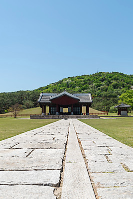 포토 JPG 주간 한국전통 여행 유적지 하늘 풍경 사람없음 야외 관광지 봄 세계문화유산 문화재 역사 한국사 조선시대 경종 어로 정자각 조선왕릉 의릉 선의왕후 신로 국내포토 자연요소 전통 계절 고건축 한국 왕 왕릉 파일형식 왕후 향어로