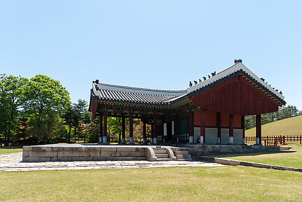 포토 JPG 주간 나무 한국전통 여행 유적지 하늘 풍경 사람없음 야외 관광지 봄 세계문화유산 문화재 역사 한국사 조선시대 경종 잡상 정자각 조선왕릉 의릉 선의왕후 국내포토 자연요소 식물 전통 계절 고건축 한국 기와 왕 왕릉 파일형식 왕후