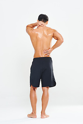 포토 JPG 스튜디오촬영 전신 남자 허리손 다이어트 근육 실내 건강 한명 누끼 20대 성인 뒷모습 헬스 손상 고통 한국인 질병 웨이트트레이닝 보디빌딩 보디빌더 흰배경 트레이너 바디케어 복근 어깨통증 성인남자한명만 어깨에손 국내포토 1 감정 뷰포인트 포즈 백그라운드 컨셉 의학 모션 사람 동양인 청년 내부 운동 흰색 남자한명만 성인남자만 파일형식