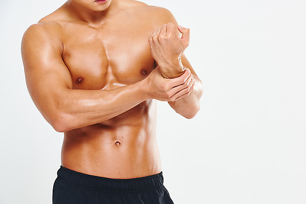 포토 JPG 스튜디오촬영 남자 다이어트 근육 실내 건강 한명 누끼 상반신 20대 성인 앞모습 헬스 손상 고통 한국인 질병 웨이트트레이닝 보디빌딩 보디빌더 흰배경 트레이너 바디케어 복근 성인남자한명만 손목통증 국내포토 1 감정 뷰포인트 백그라운드 컨셉 의학 사람 동양인 청년 내부 운동 흰색 남자한명만 성인남자만 파일형식