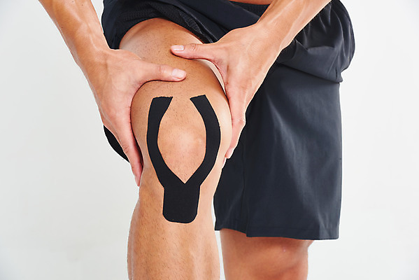 포토 JPG 스튜디오촬영 남자 다이어트 근육 실내 건강 한명 누끼 20대 성인 앞모습 치료 헬스 손상 고통 한국인 하반신 질병 웨이트트레이닝 보디빌딩 보디빌더 흰배경 트레이너 무릎 무릎통증 바디케어 복근 테이핑 성인남자한명만 국내포토 1 감정 뷰포인트 백그라운드 컨셉 의학 사람 동양인 청년 내부 신체부위 운동 흰색 남자한명만 성인남자만 파일형식