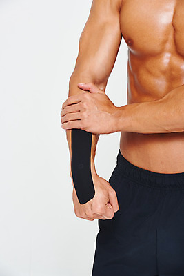포토 JPG 스튜디오촬영 남자 다이어트 근육 실내 건강 한명 누끼 상반신 20대 성인 앞모습 치료 헬스 손상 고통 한국인 질병 웨이트트레이닝 보디빌딩 보디빌더 손목 흰배경 트레이너 바디케어 복근 테이핑 성인남자한명만 손목통증 국내포토 1 감정 뷰포인트 백그라운드 컨셉 의학 사람 동양인 청년 내부 신체부위 운동 흰색 남자한명만 성인남자만 파일형식