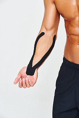 포토 JPG 스튜디오촬영 남자 다이어트 근육 실내 건강 한명 누끼 상반신 20대 성인 앞모습 치료 헬스 손상 고통 한국인 질병 웨이트트레이닝 보디빌딩 보디빌더 손목 흰배경 트레이너 바디케어 복근 테이핑 성인남자한명만 손목통증 국내포토 1 감정 뷰포인트 백그라운드 컨셉 의학 사람 동양인 청년 내부 신체부위 운동 흰색 남자한명만 성인남자만 파일형식