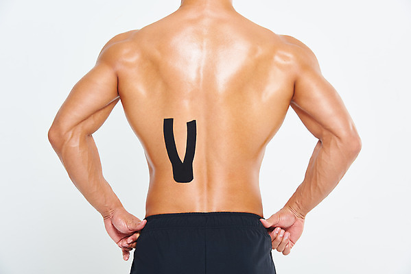 포토 JPG 스튜디오촬영 남자 다이어트 근육 실내 건강 한명 누끼 상반신 20대 성인 뒷모습 치료 헬스 손상 고통 한국인 질병 웨이트트레이닝 보디빌딩 보디빌더 허리 흰배경 트레이너 바디케어 복근 테이핑 허리통증 성인남자한명만 국내포토 1 감정 뷰포인트 백그라운드 컨셉 의학 사람 동양인 청년 내부 신체부위 운동 흰색 남자한명만 성인남자만 파일형식