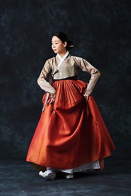 포토 JPG 스튜디오촬영 전신 응시 여자 명절 예술 검은배경 실내 한명 서기 누끼 20대 성인 앞모습 추석 한국인 춤 전통의상 한복 전통무용 한국무용 성인여자한명만 국내포토 1 한국전통 전통 시선 기념일 뷰포인트 백그라운드 모션 문화예술 사람 동양인 청년 내부 검은색 여자한명만 성인여자만 파일형식