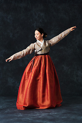 포토 JPG 스튜디오촬영 전신 여자 명절 예술 검은배경 팔벌리기 실내 한명 서기 미소 누끼 20대 성인 앞모습 추석 한국인 춤 전통의상 한복 전통무용 한국무용 성인여자한명만 국내포토 1 한국전통 전통 기념일 뷰포인트 백그라운드 모션 문화예술 표정 사람 동양인 청년 내부 검은색 여자한명만 성인여자만 파일형식