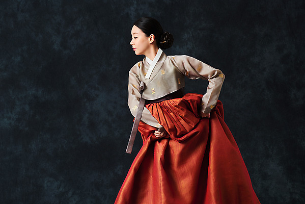 포토 JPG 스튜디오촬영 응시 여자 명절 예술 허리손 검은배경 실내 한명 서기 누끼 상반신 20대 성인 앞모습 추석 한국인 춤 전통의상 한복 전통무용 한국무용 성인여자한명만 국내포토 1 한국전통 전통 시선 기념일 뷰포인트 포즈 백그라운드 모션 문화예술 사람 동양인 청년 내부 검은색 여자한명만 성인여자만 파일형식