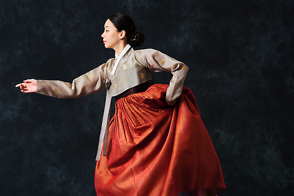 포토 JPG 스튜디오촬영 응시 여자 명절 예술 허리손 검은배경 실내 한명 서기 누끼 손짓 상반신 20대 성인 옆모습 추석 한국인 춤 전통의상 한복 전통무용 한국무용 성인여자한명만 국내포토 1 한국전통 전통 시선 기념일 뷰포인트 포즈 백그라운드 모션 문화예술 사람 동양인 청년 내부 검은색 여자한명만 성인여자만 파일형식