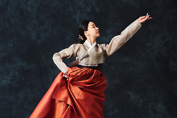 포토 JPG 스튜디오촬영 응시 여자 명절 예술 허리손 검은배경 실내 한명 서기 누끼 손짓 상반신 20대 성인 앞모습 추석 한국인 춤 전통의상 한복 전통무용 한국무용 성인여자한명만 국내포토 1 한국전통 전통 시선 기념일 뷰포인트 포즈 백그라운드 모션 문화예술 사람 동양인 청년 내부 검은색 여자한명만 성인여자만 파일형식