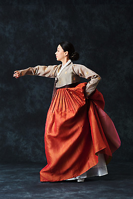 포토 JPG 스튜디오촬영 전신 응시 여자 명절 예술 검은배경 실내 한명 서기 누끼 손짓 20대 성인 옆모습 추석 한국인 춤 전통의상 한복 전통무용 한국무용 성인여자한명만 국내포토 1 한국전통 전통 시선 기념일 뷰포인트 백그라운드 모션 문화예술 사람 동양인 청년 내부 검은색 여자한명만 성인여자만 파일형식